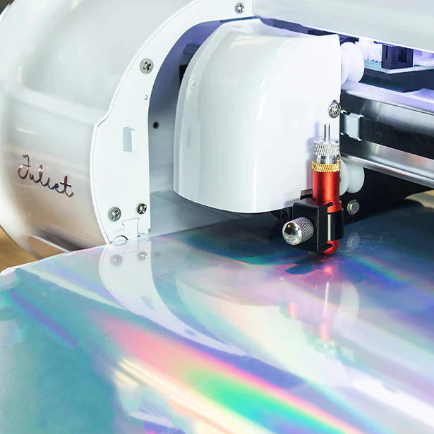 Vue de la Machine de déoupe Juliet Siser qui découpe du flex holographique